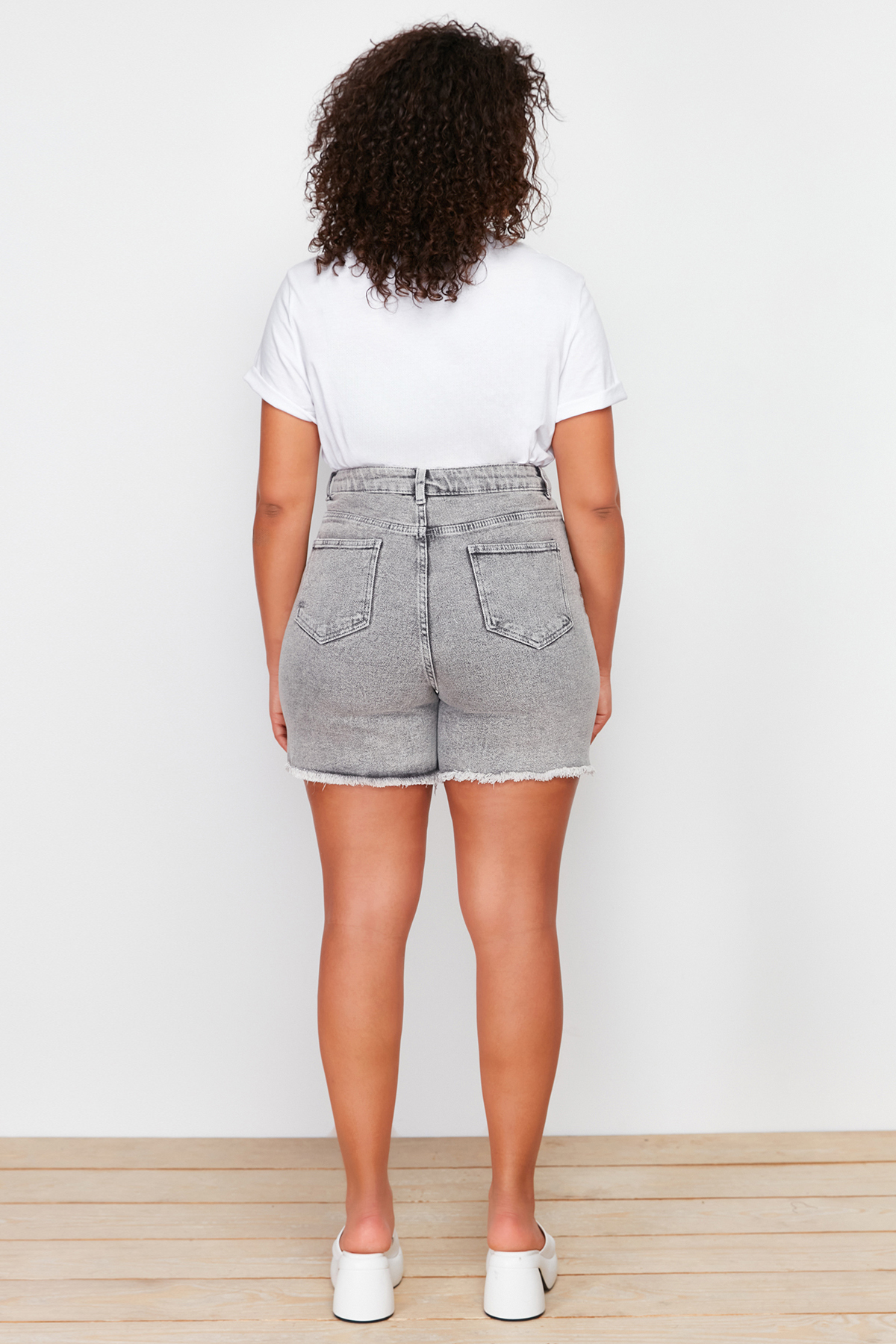 Trendyol Curve Gray Pocket and Leg Tassel Detail Mini Denim Shorts