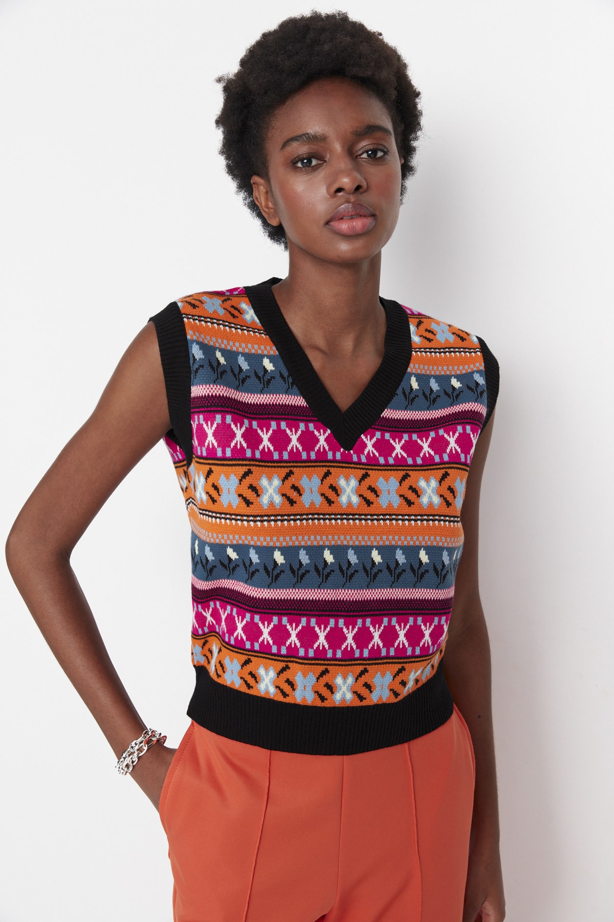 Trendyol Black V-Neck Patterned Knitwear Sweater