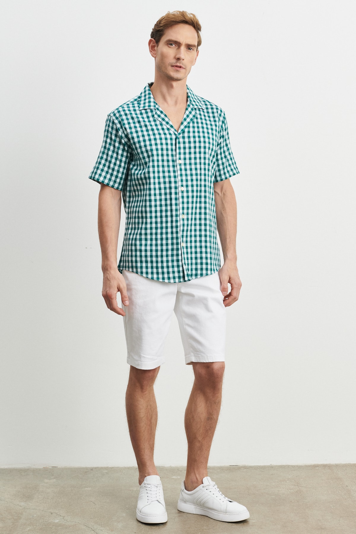 Levně AC&Co / Altınyıldız Classics Men's White-green Comfort Fit Relaxed Cut Mono Collar Checkered Short Sleeve Casual Shirt