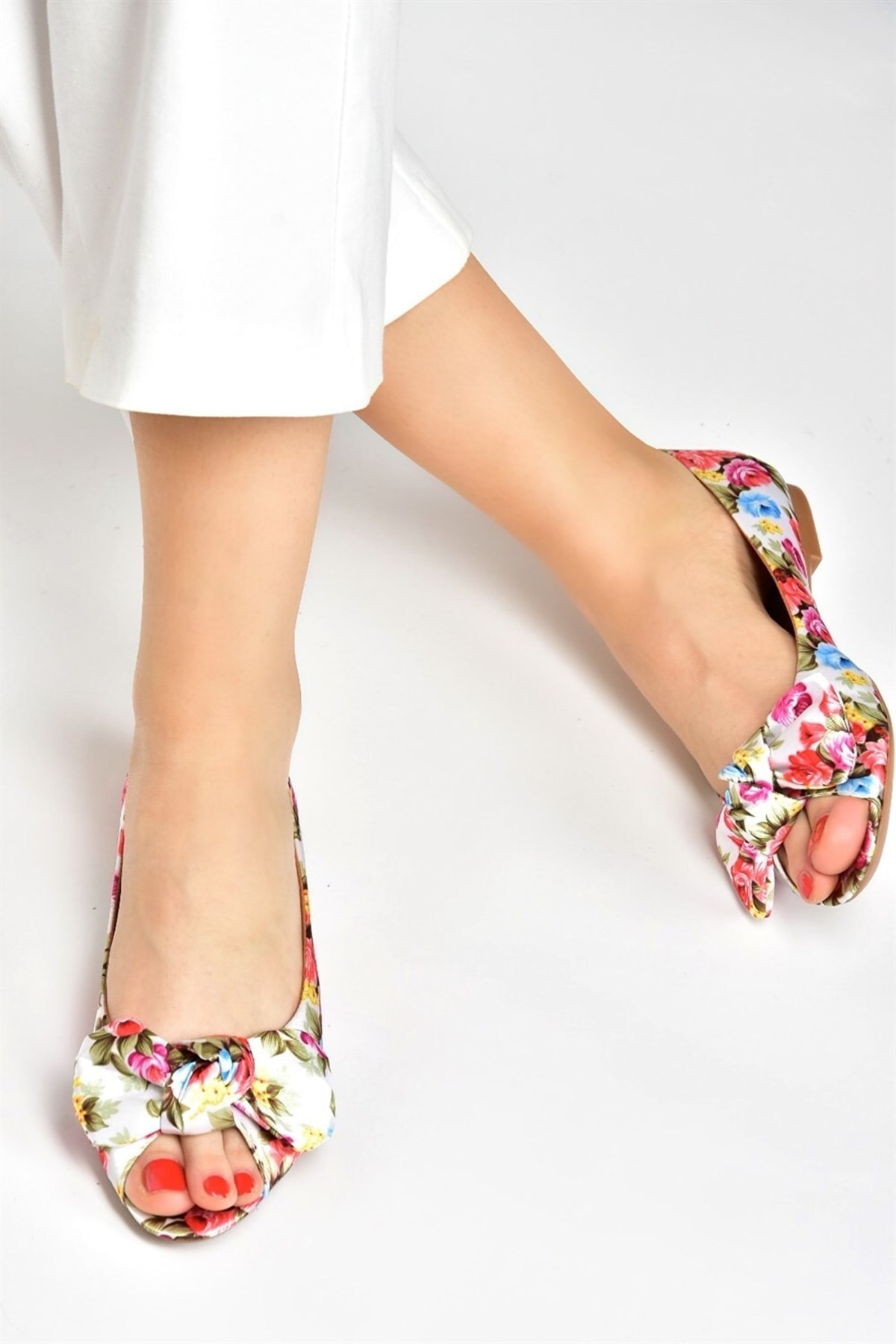 Levně Fox Shoes White/red Linen Women's Flats with Floral Print