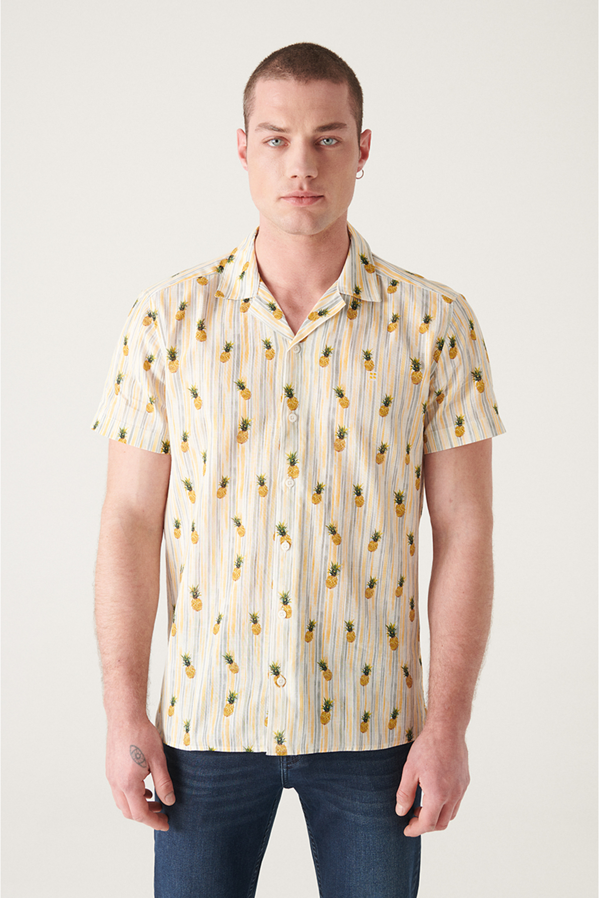 Levně Avva Men's Yellow Printed Short Sleeve Cotton Shirt