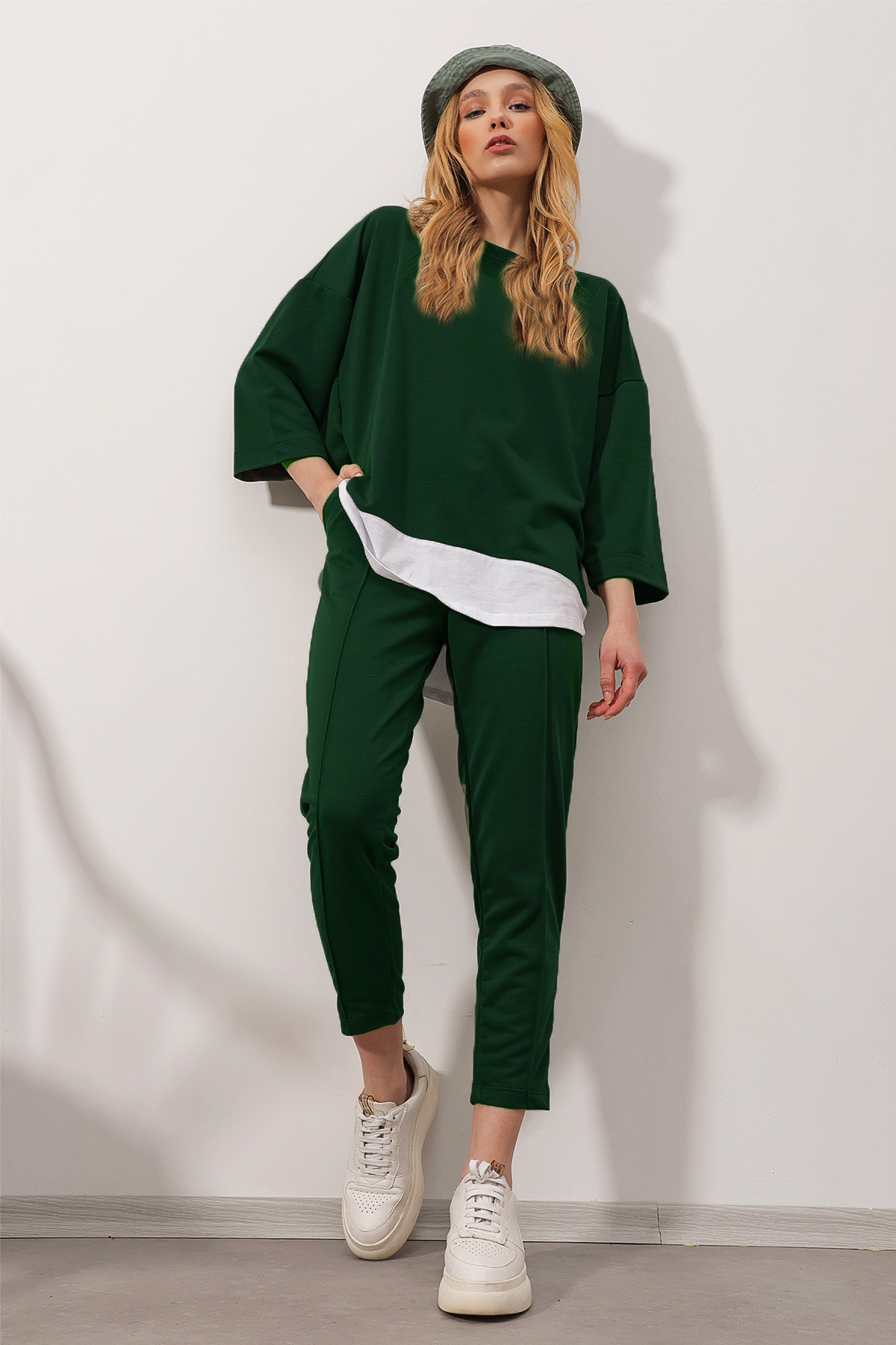 Levně Trend Alaçatı Stili Women's Emerald Green Crew Neck Color Garnish Blouse And Double Pocket Rib Stitched Suit