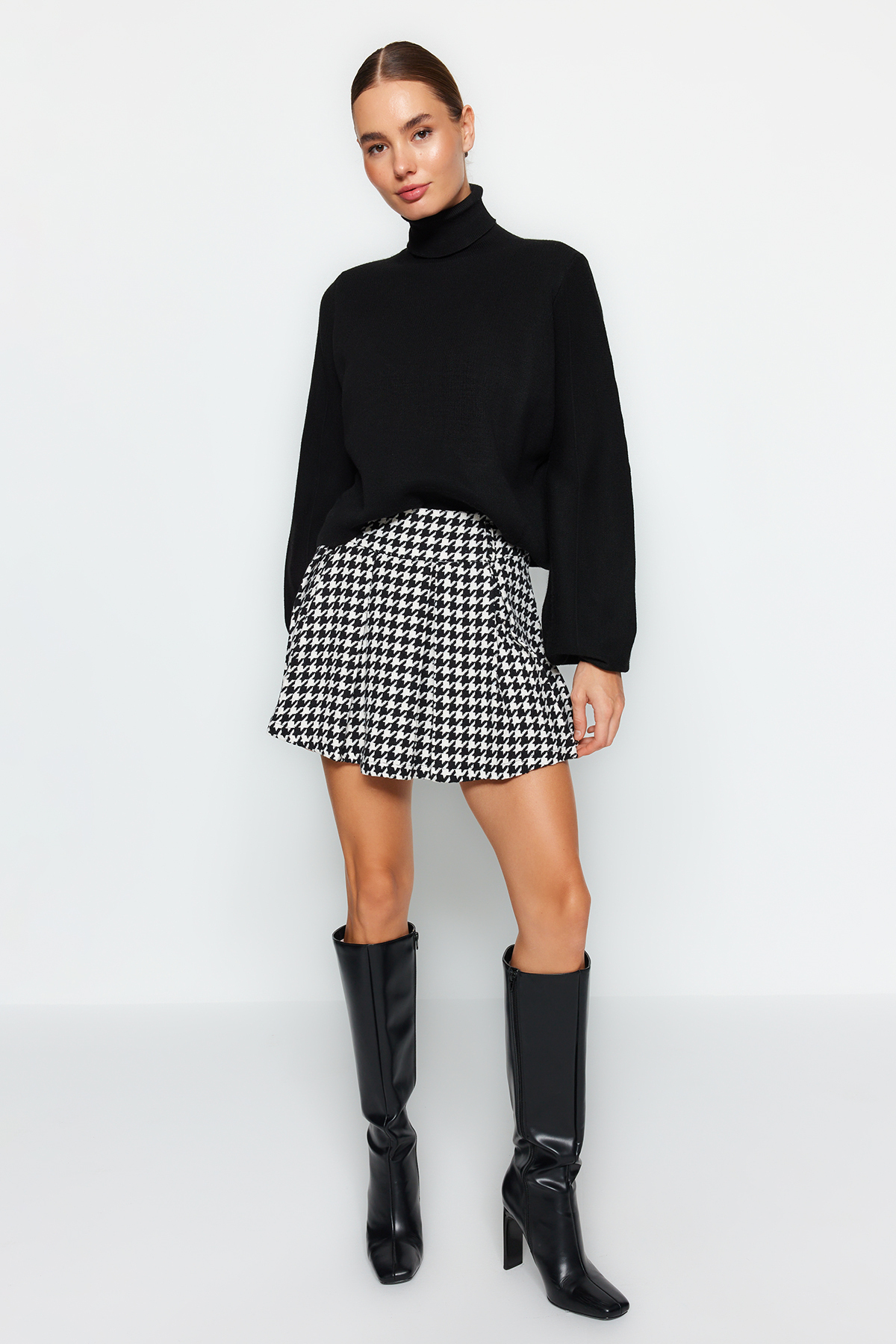 Levně Trendyol Black Crowbar Pattern Woven Short Skirt