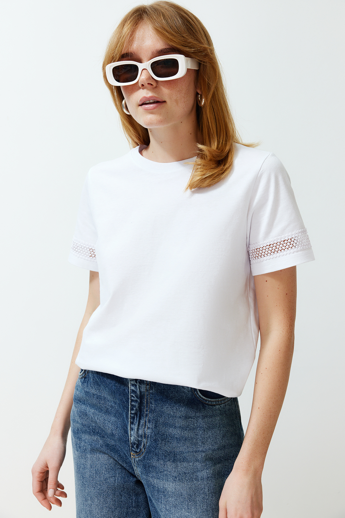 Levně Trendyol White Accessory Detailed Basic/Regular Pattern Knitted T-Shirt