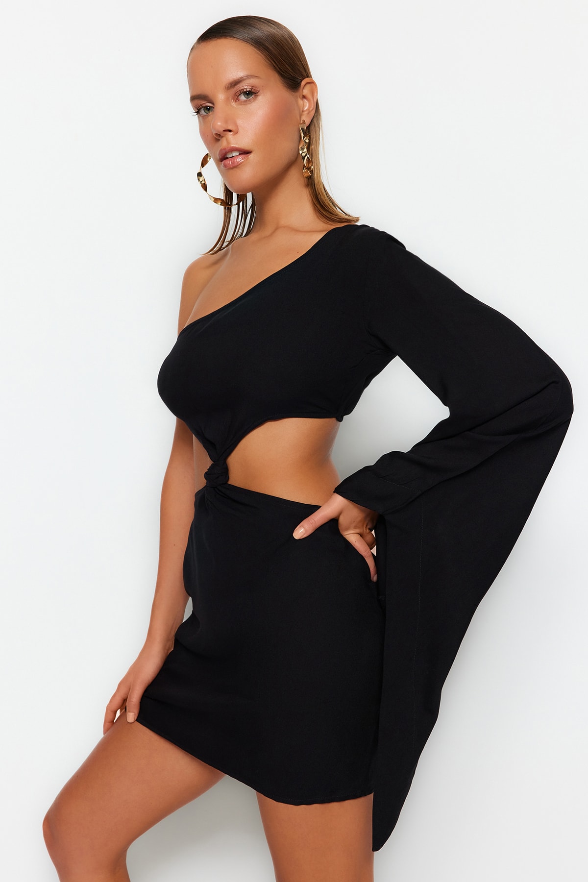 Levně Trendyol Black Fitted Mini Woven Cut Out/Window One-Shoulder Beach Dress
