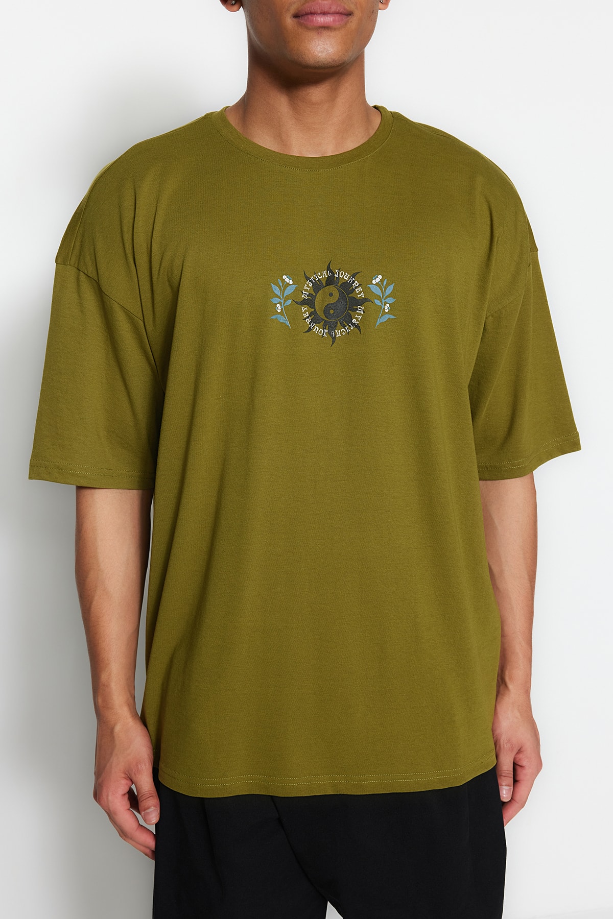 Trendyol Oil Green pánske oversized/wide cut crew tričko s krátkym rukávom s potlačou