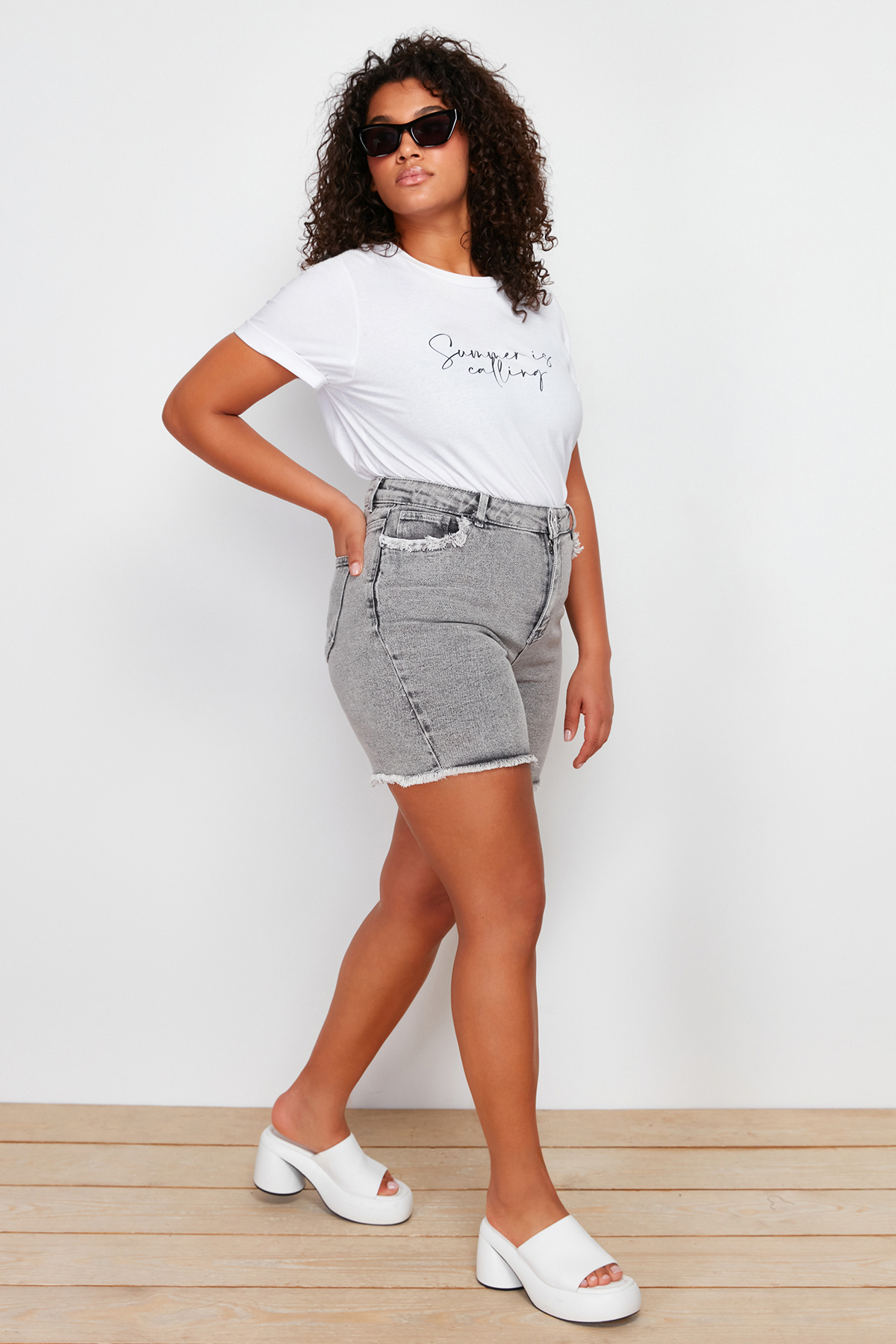 Trendyol Curve Gray Pocket and Leg Tassel Detail Mini Denim Shorts