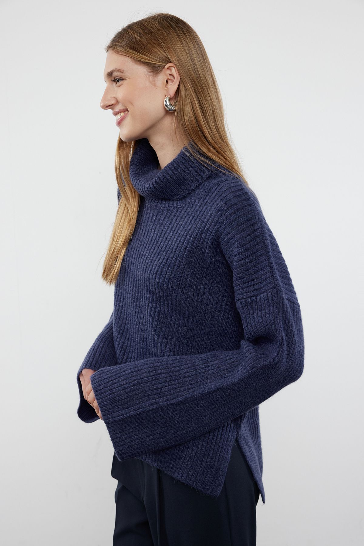 Trendyol Navy Blue Wide Fit Soft Textured Turtleneck Knitwear Sweater