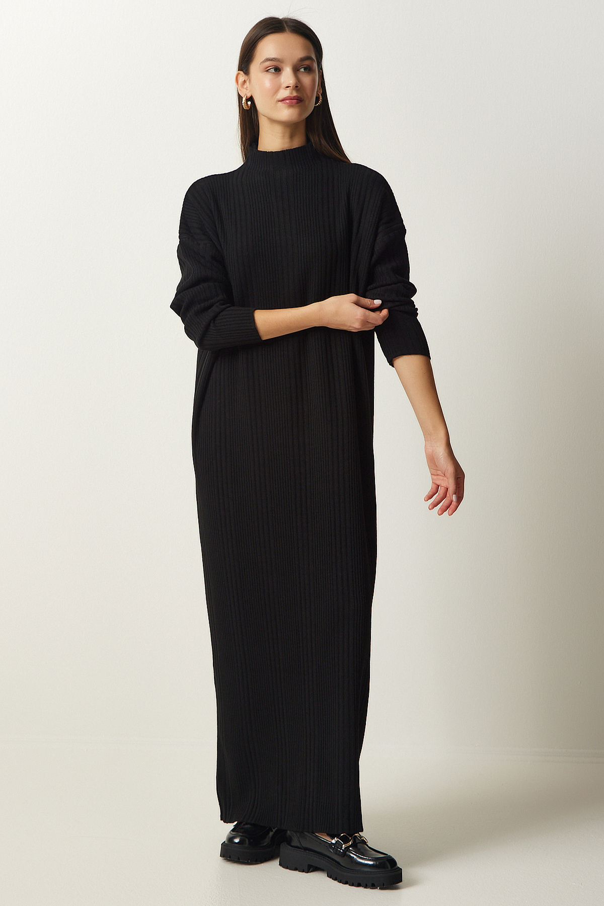 Levně Happiness İstanbul Women's Black High Neck Oversize Knitwear Dress