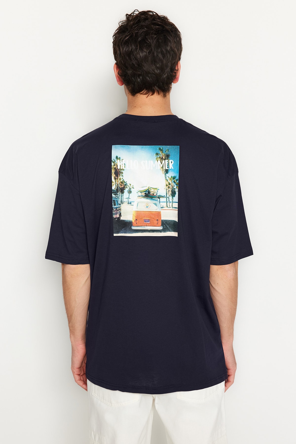 Levně Trendyol Navy Blue Oversize/Wide Cut 100% Cotton Tropical Back Printed T-Shirt