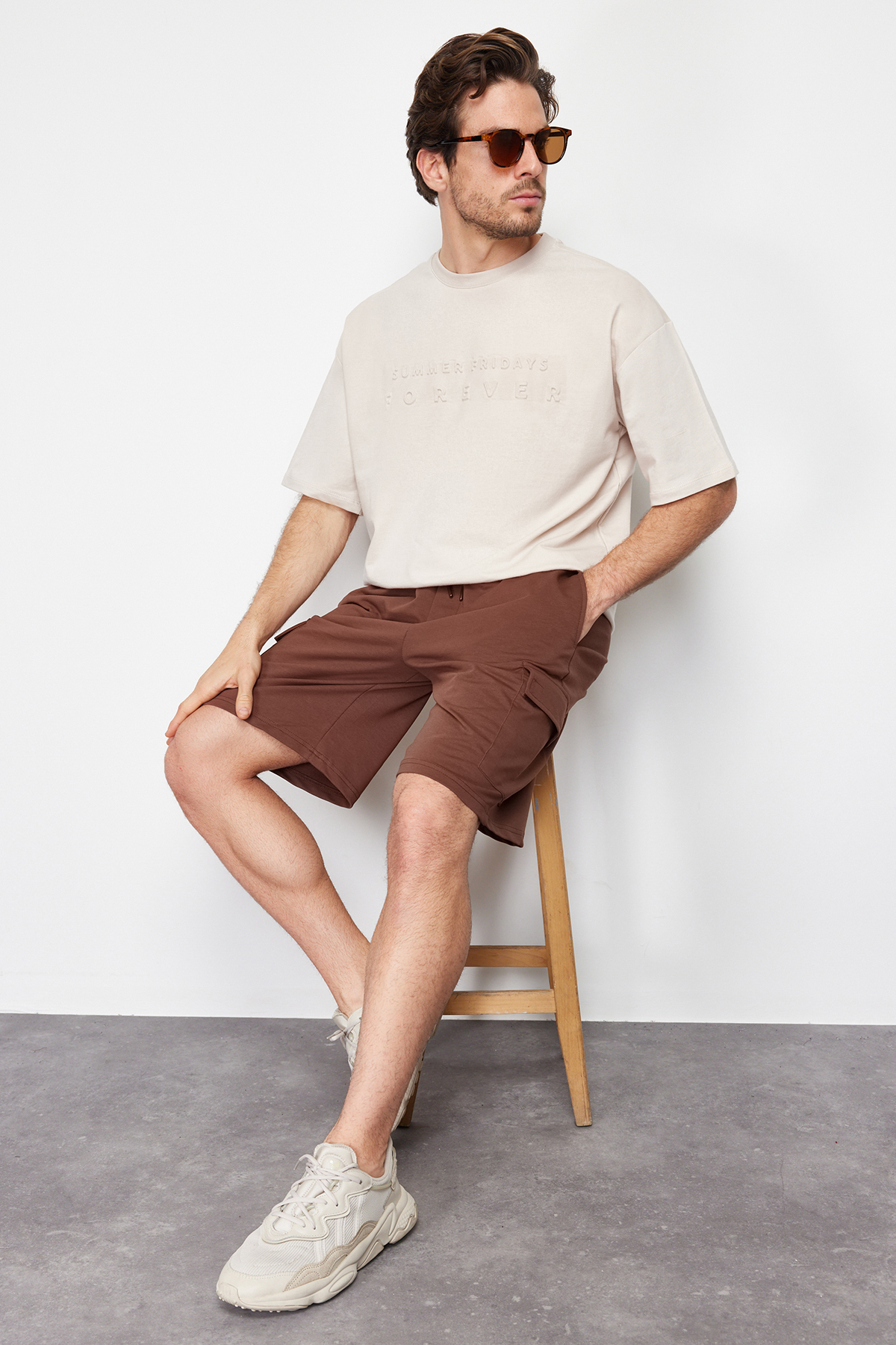 Trendyol Men's Brown Oversize/Wide-Fit Hidden Drawstring Elastic Waist Cargo Pocket Tag Shorts