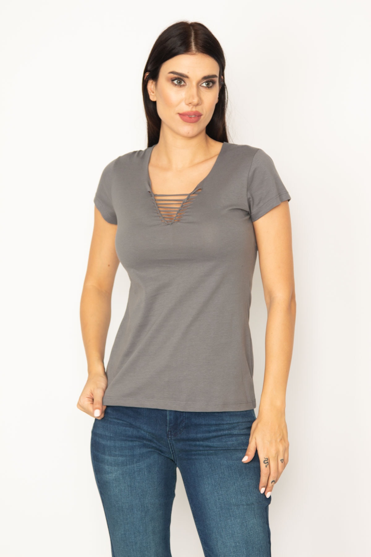 Levně Şans Women's Gray Collar Detailed T-shirt