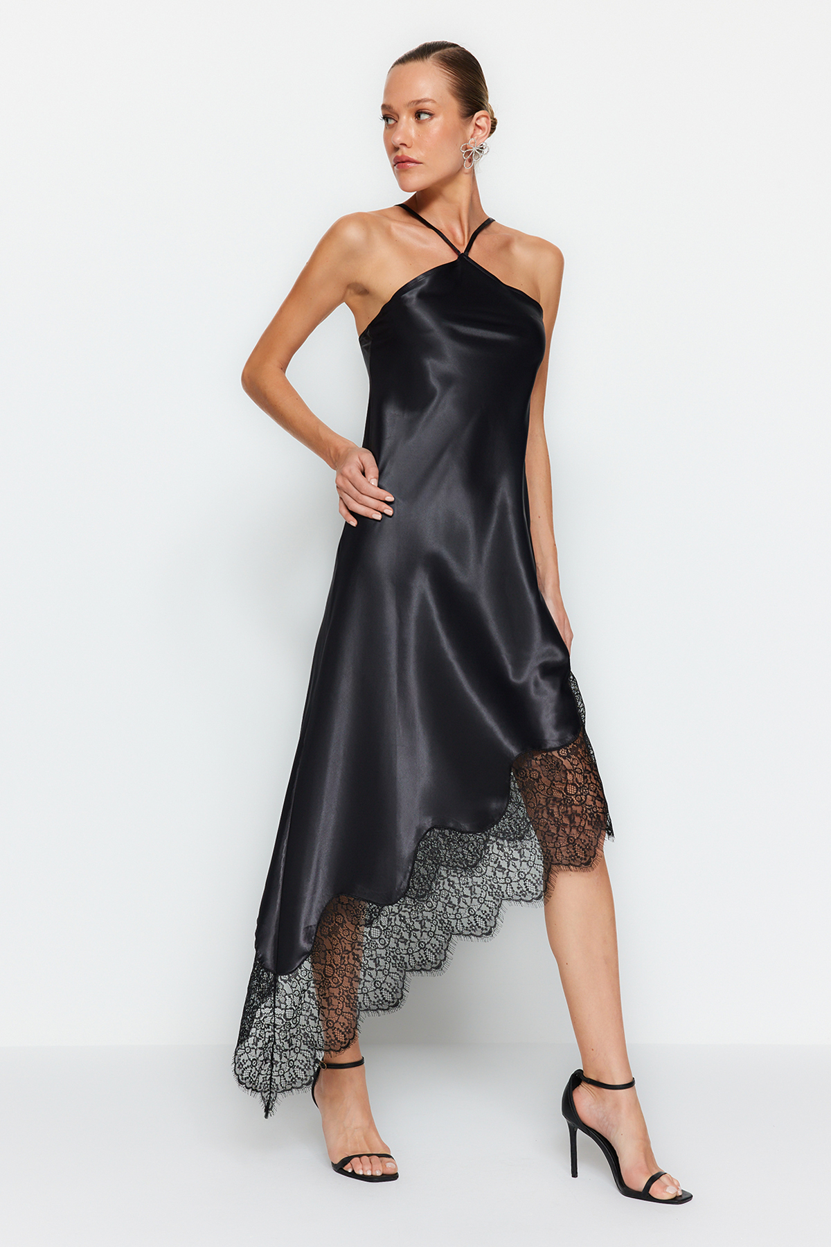 Levně Trendyol černé asymetrické saténové elegantní večerní šaty