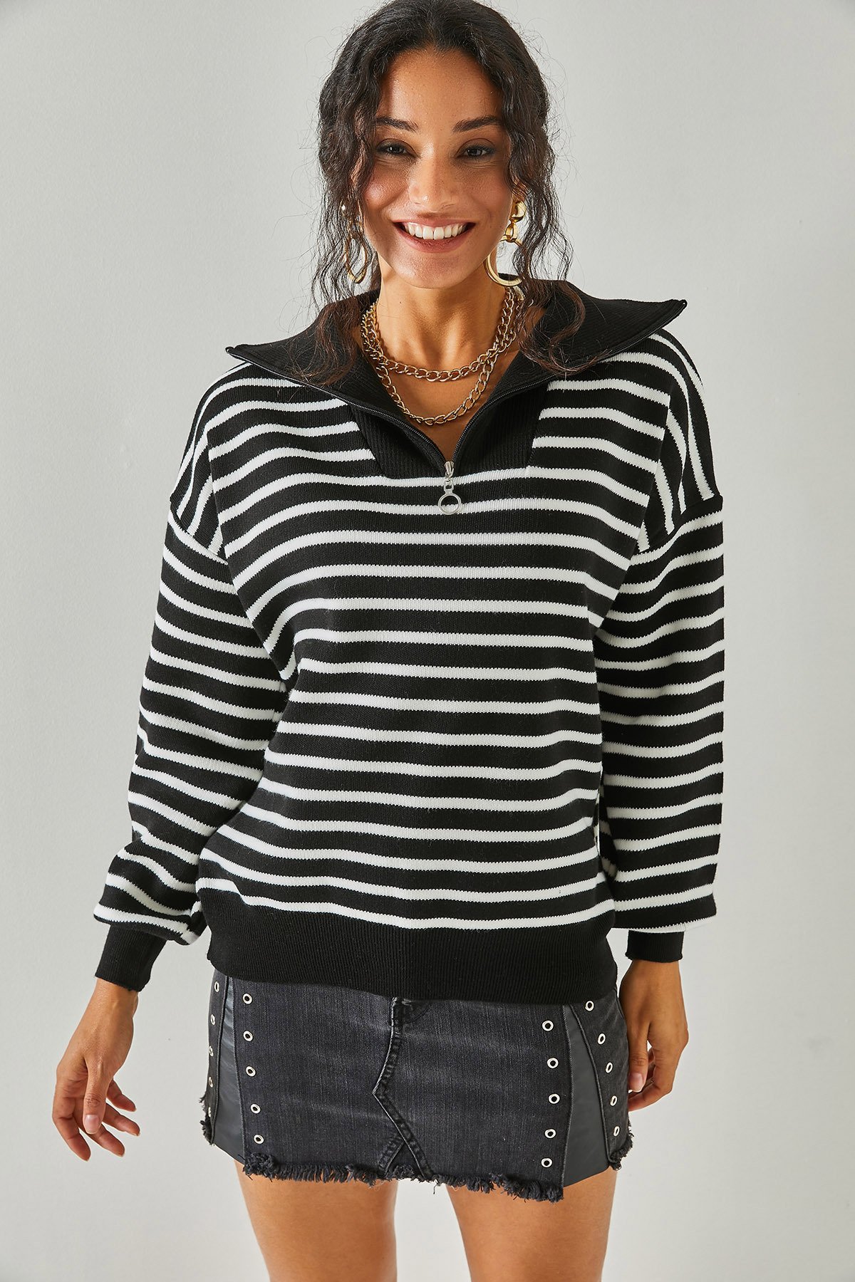 Levně Olalook Dámský černý zip s vysokým výstřihem oversize pletený svetr