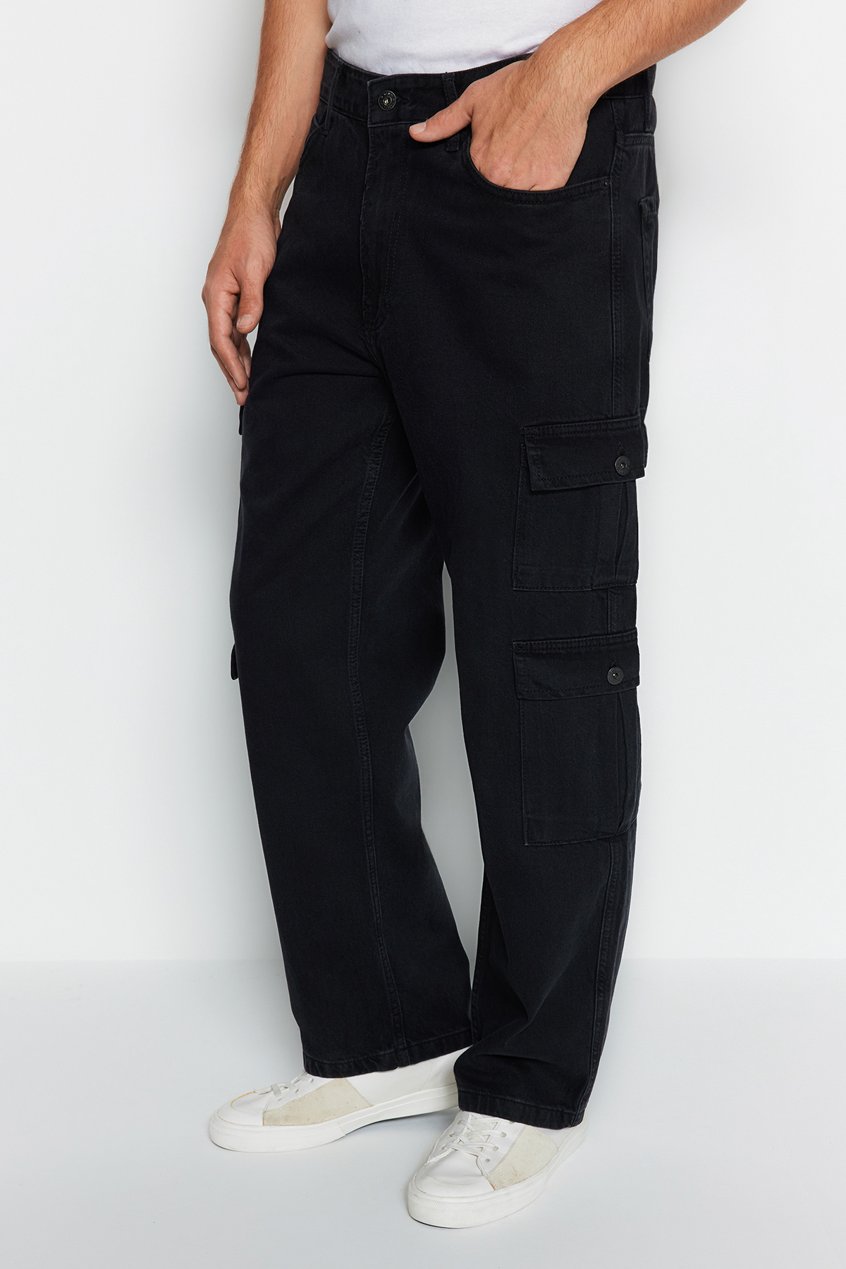Trendyol Men's Black Wide fit jeans with cargo pockets.