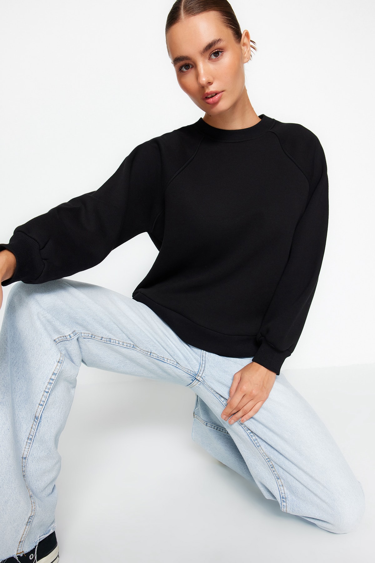 Levně Trendyol Black Relaxed/Comfortable fit Basic Raglan Sleeve Crew Neck Knitted Sweatshirt