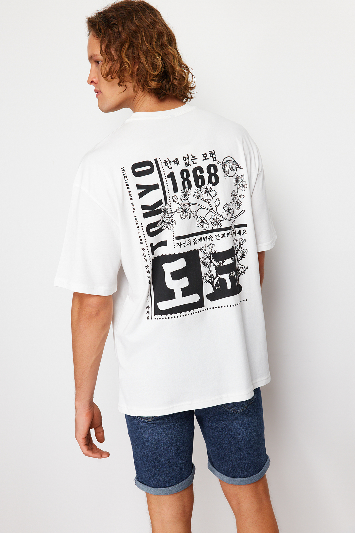 Levně Trendyol Ecru Oversize/Wide-Fit Oriental Printed Short Sleeve 100% Cotton T-Shirt