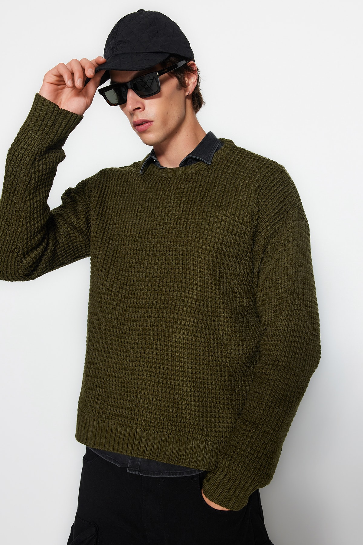 Levně Trendyol Khaki Oversize Fit Wide Fit Crew Neck Textured Basic Knitwear Sweater