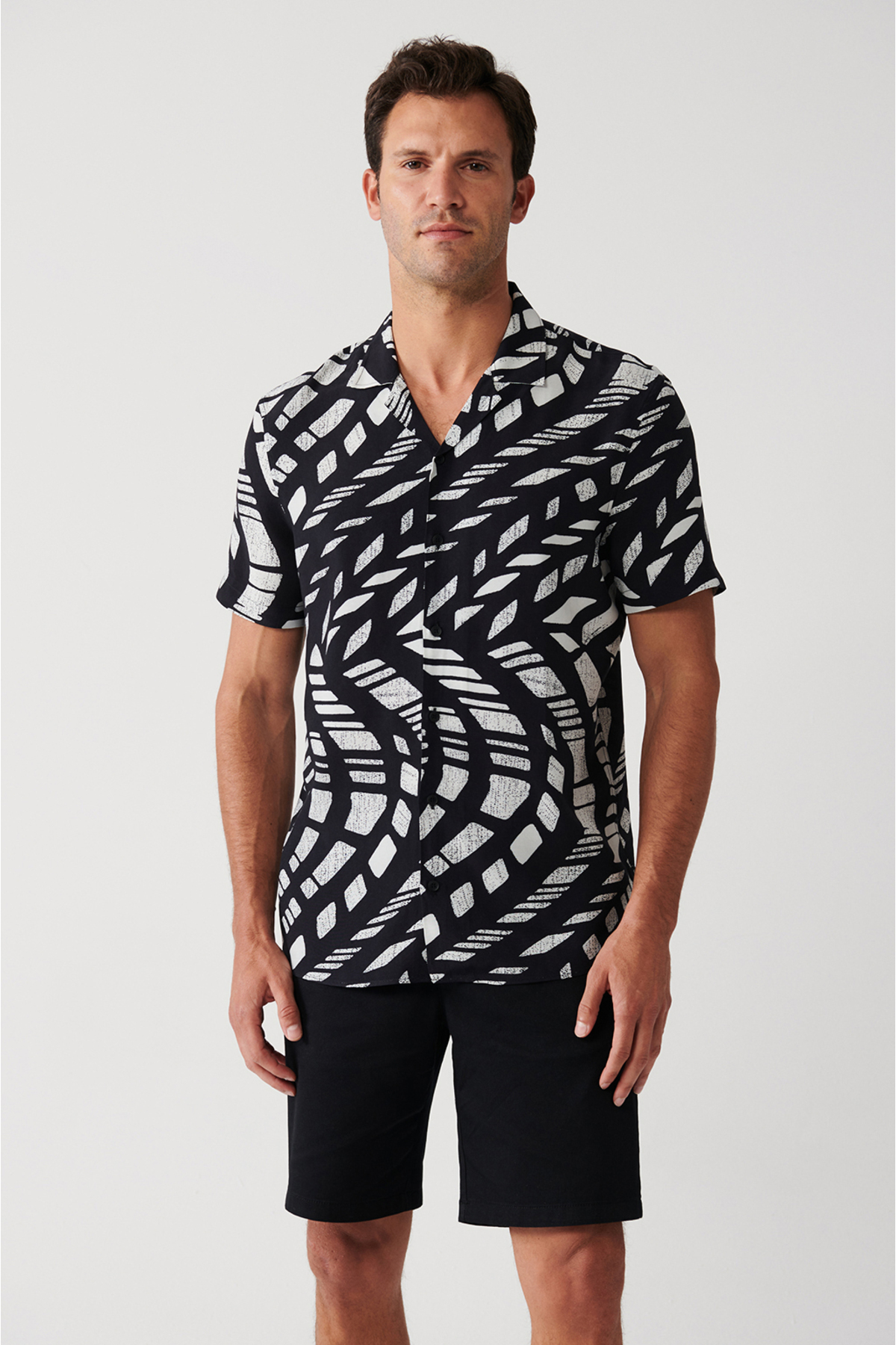 Levně Avva Men's Black Viscose Cuban Collar Abstract Patterned Short Sleeve Regular Fit Shirt