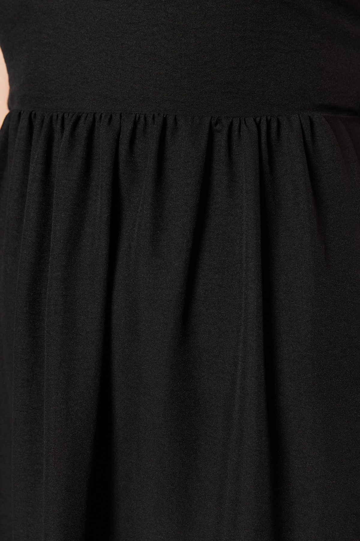 Trendyol Čierna Sukňa S Volánmi, Zadným Viazaním, Detailmi a Popruhmi Maxi Tkané Šaty