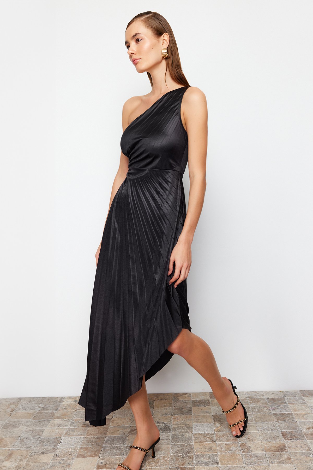 Levně Trendyol Black Asymmetric Knitted Pleat Detailed Satin Elegant Evening Dress