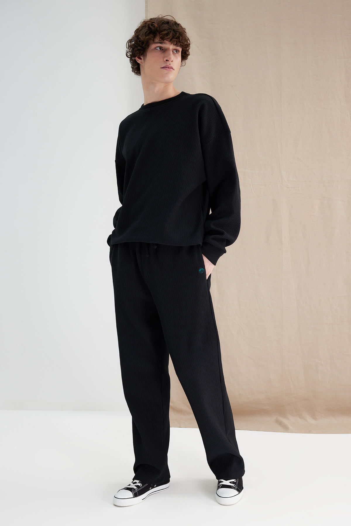 Trendyol Men's Black More Sustainable Oversize/Wide-Fit Textured Label Detail Sweatpants