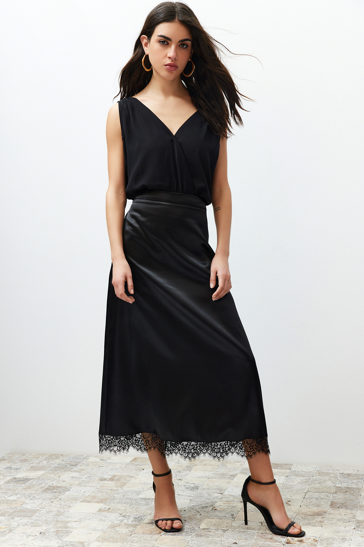 Levně Trendyol Black Satin Skirt with Lace Detail Midi Woven Skirt