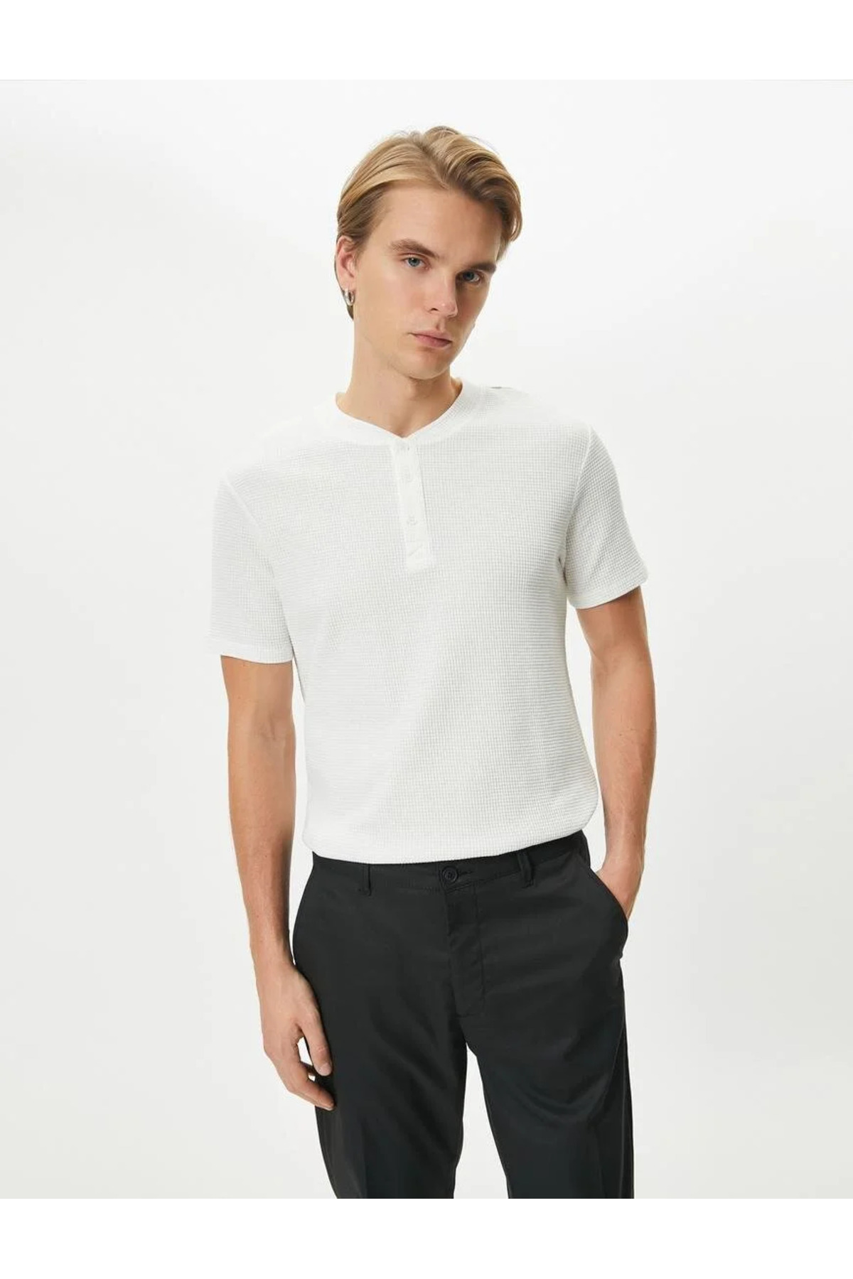Levně Koton Basic T-Shirt Round Neck Buttoned Short Sleeve Textured Cotton