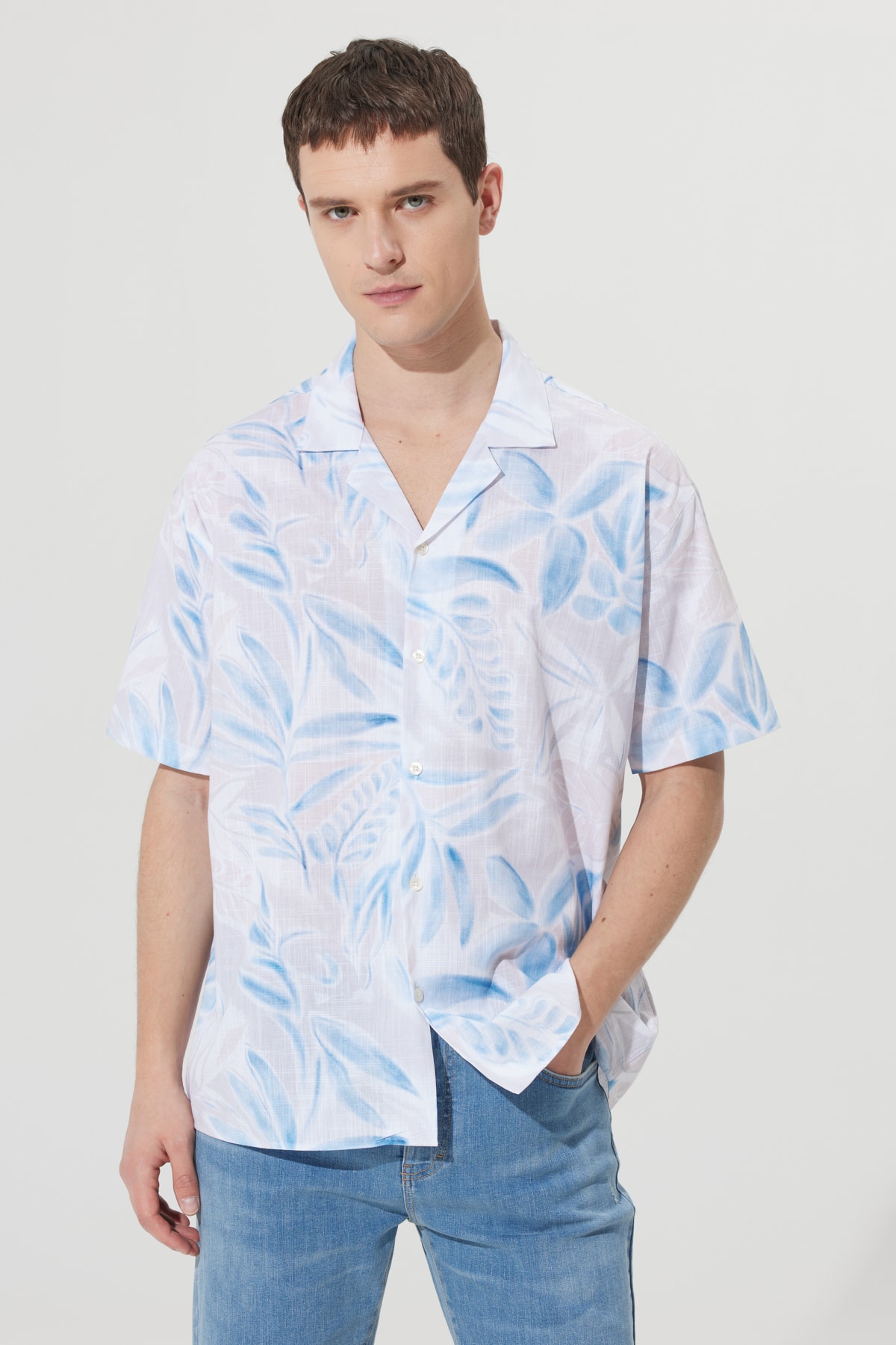 Levně AC&Co / Altınyıldız Classics Men's Beige-Navy Blue Oversized Loose Cut Cuban Collar 100% Cotton Printed Short Sleeve Shirt.