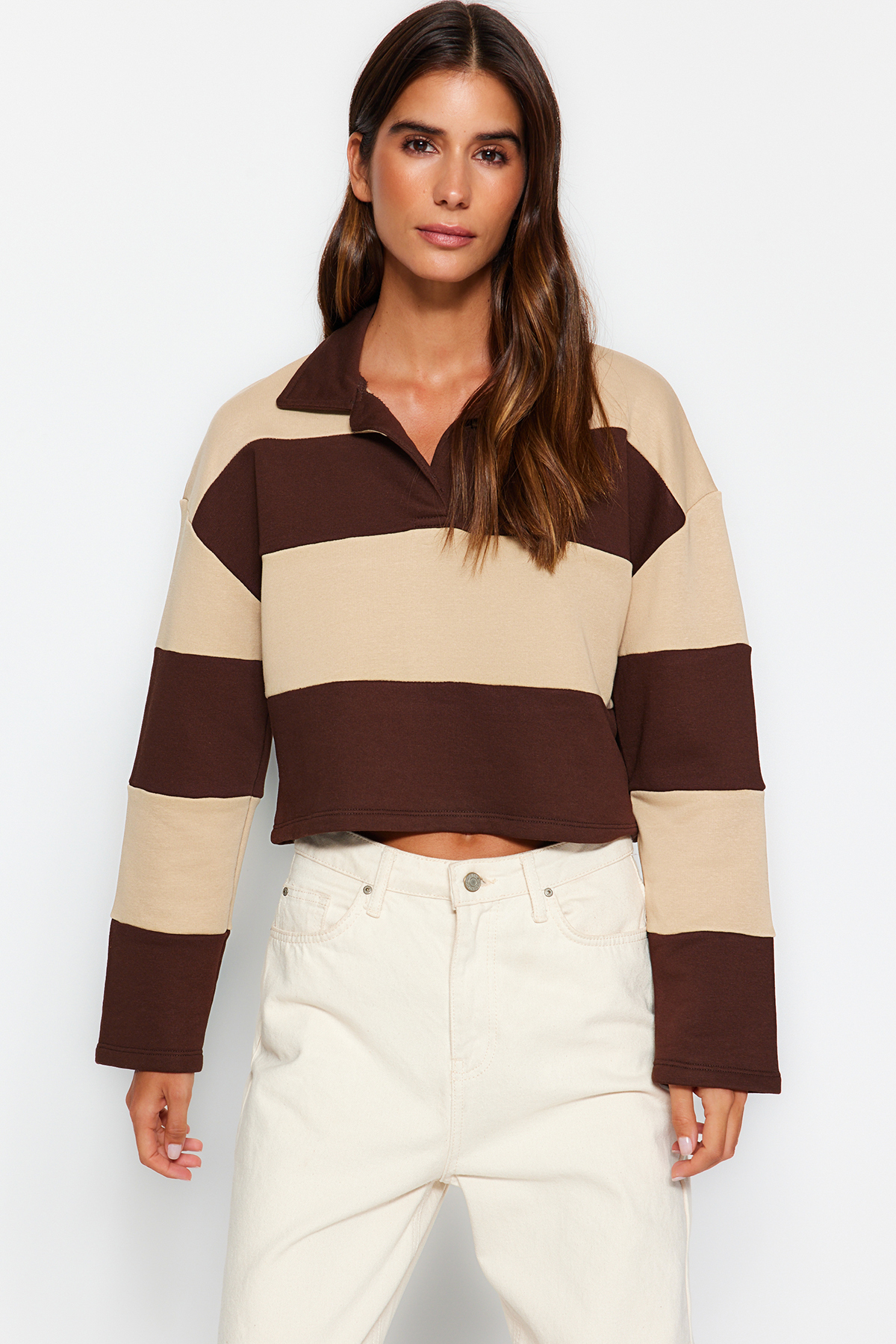 Levně Trendyol Brown Color Block Polo Neck Relaxed Cut Crop Thick Knitted Sweatshirt