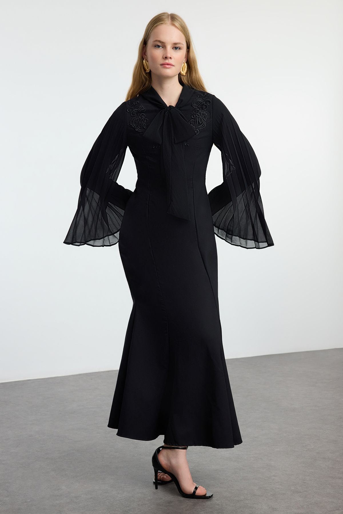 Trendyol Black Embroidered Detailed Chiffon Sleeve Woven Evening Dress