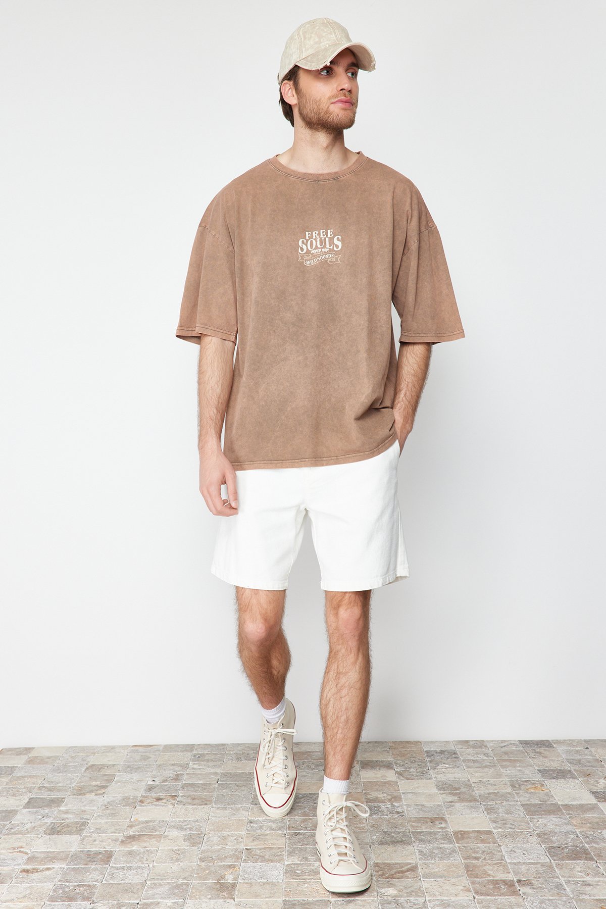 Levně Trendyol Brown Oversize/Wide Fit Pale Effect Eagle Printed 100% Cotton T-Shirt
