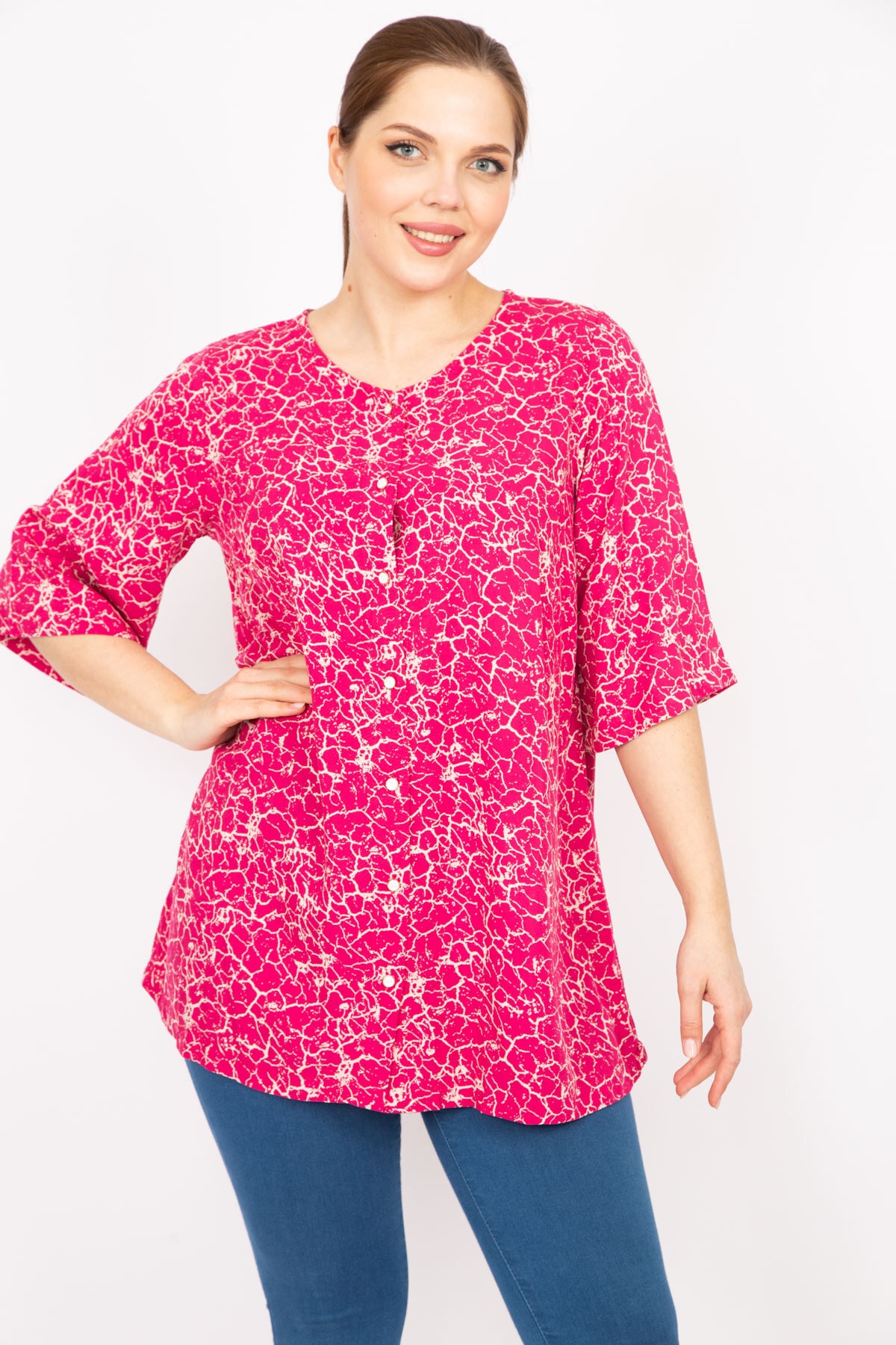 Levně Şans Women's Fuchsia Plus Size Woven Viscose Fabric Front Buttoned Short Sleeve Blouse