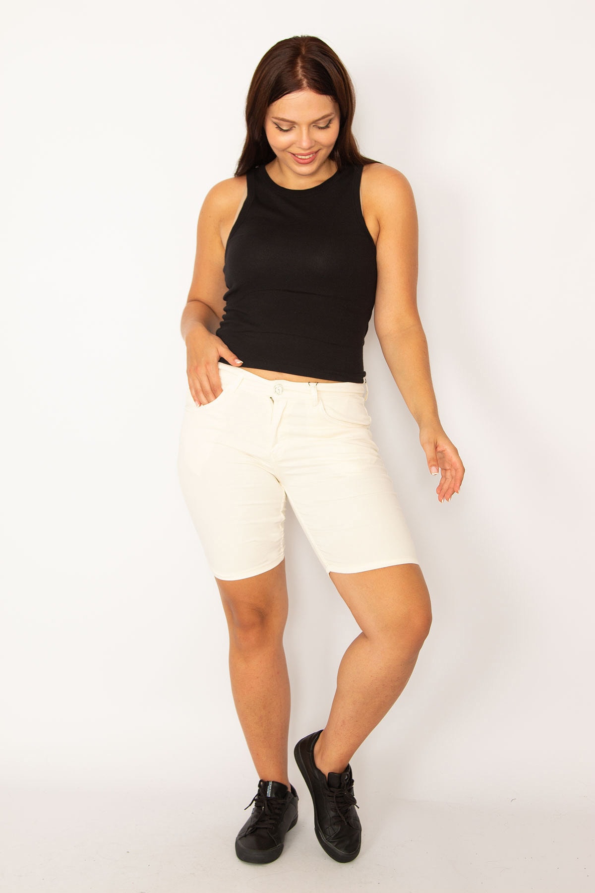 Levně Şans Women's Plus Size Beige 5-Pocket Gabardine Shorts