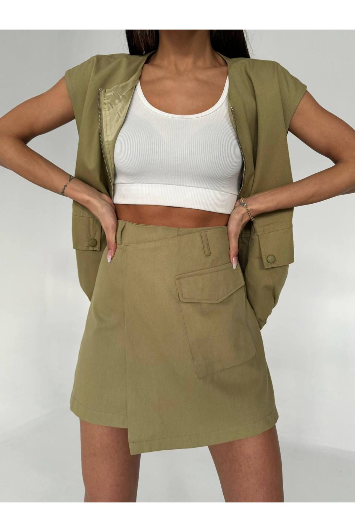 Levně Laluvia Almond Green 100% Cotton Gabardine Short Skirt