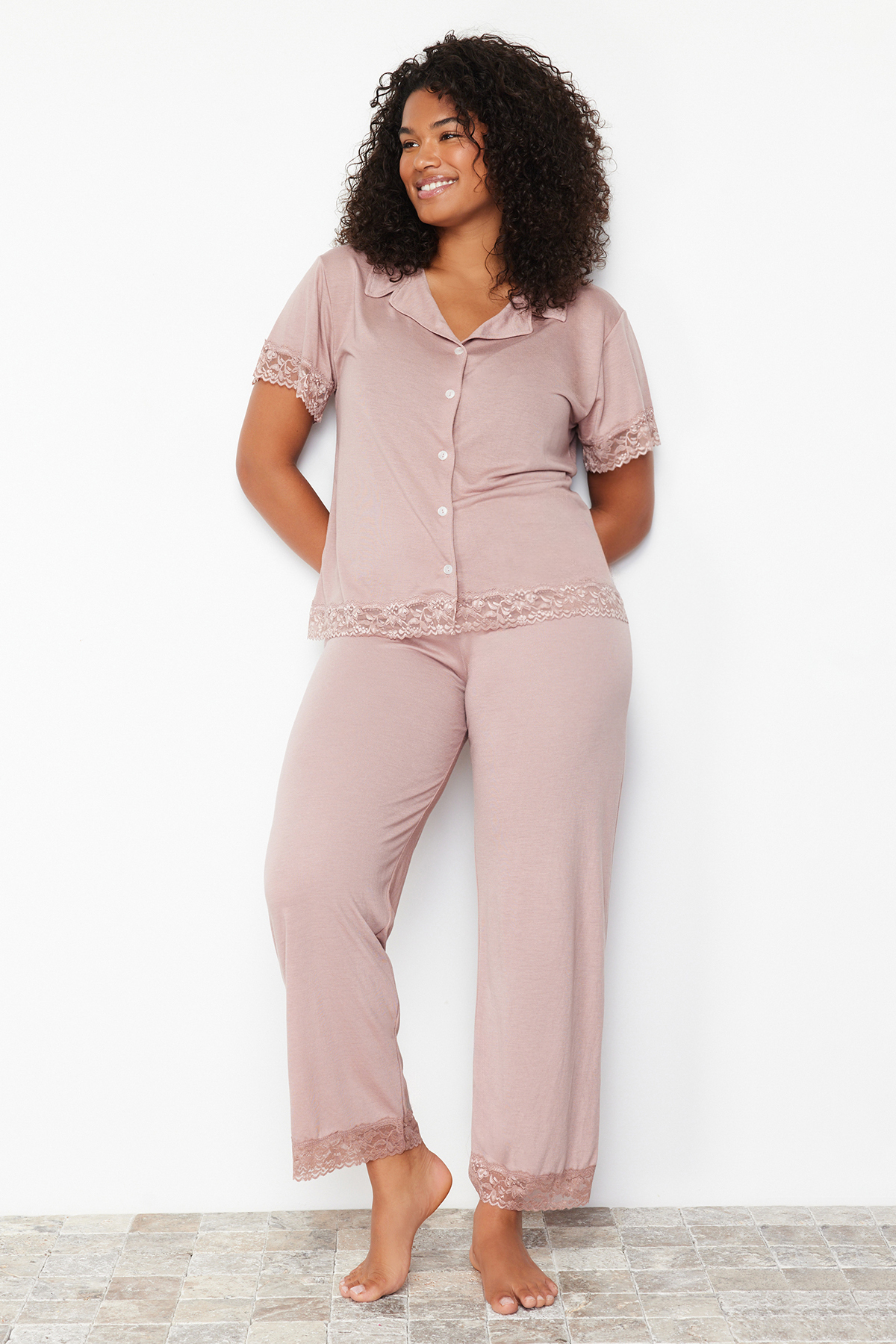 Levně Trendyol Curve Pale Pink Lace Knitted Pajamas Set