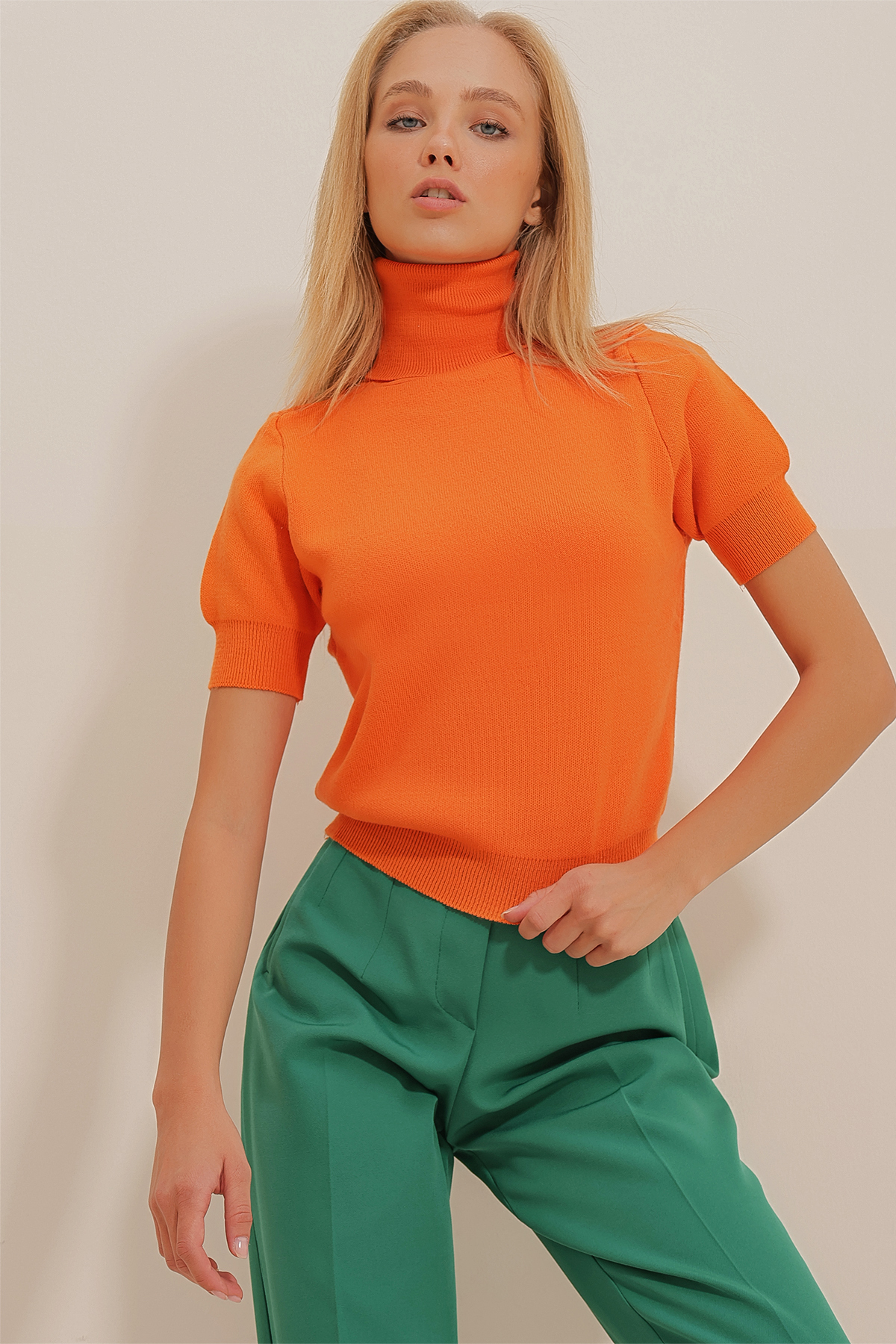 Levně Trend Alaçatı Stili Dámské Oranžový Rolák Krátký rukáv Základní pletený svetr