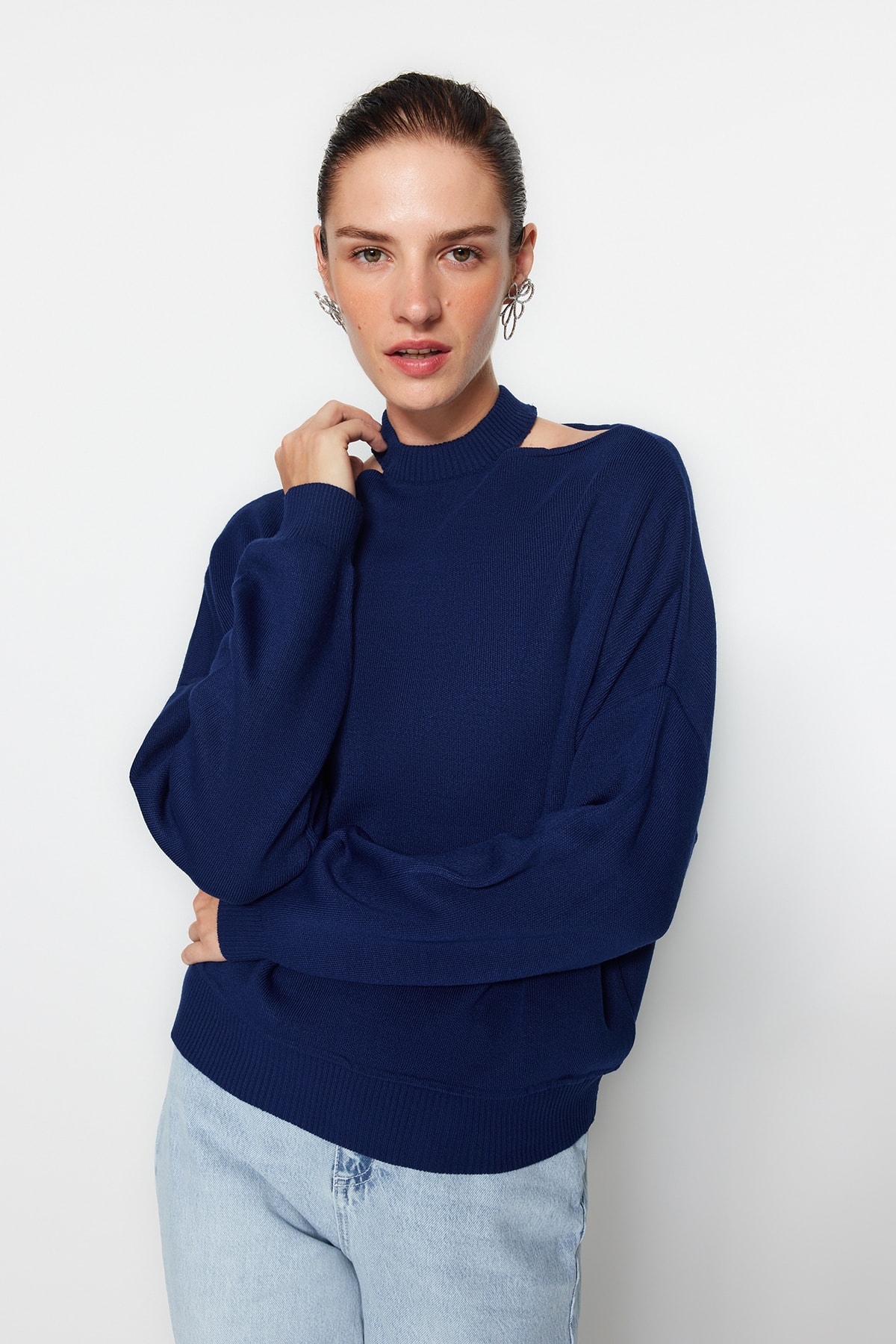 Trendyol Navy Blue Shoulder Window/Cut Out Detailed Knitwear Sweater