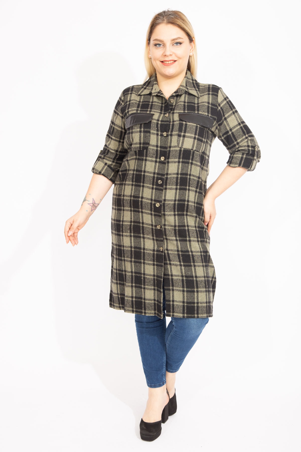 Levně Şans Women's Plus Size Khaki Plaid Patterned Front Buttoned Faux Leather Garnish Tunic Dress