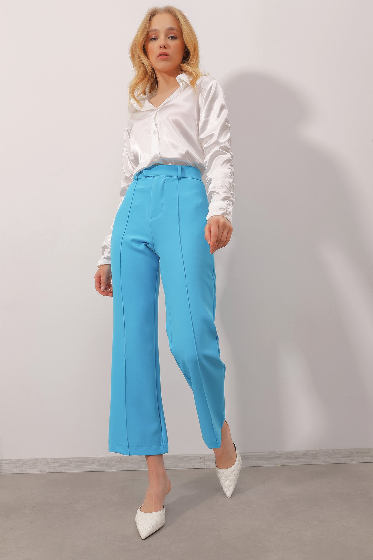 Levně Trend Alaçatı Stili Women's Turquoise Blue Stitching at the Front Woven Collar Trousers