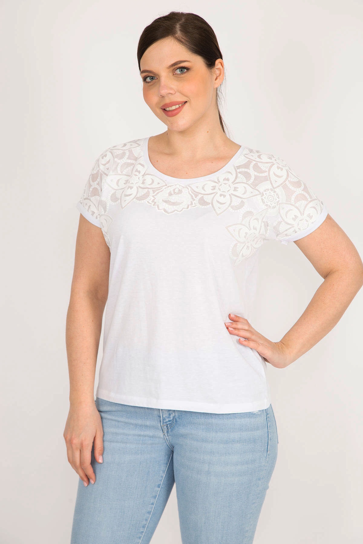 Levně Şans Women's White Plus Size Collar Flocked Tulle Detail Blouse