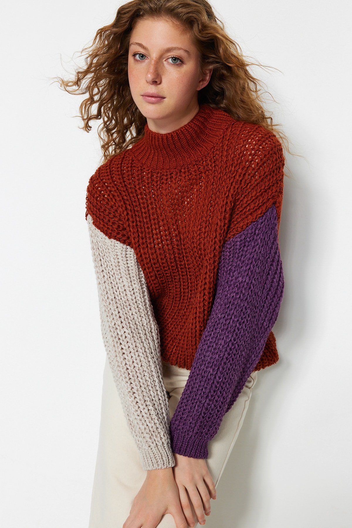 Levně Trendyol Tile Wide Fit Měkký texturovaný pletený svetr s barevným blokem