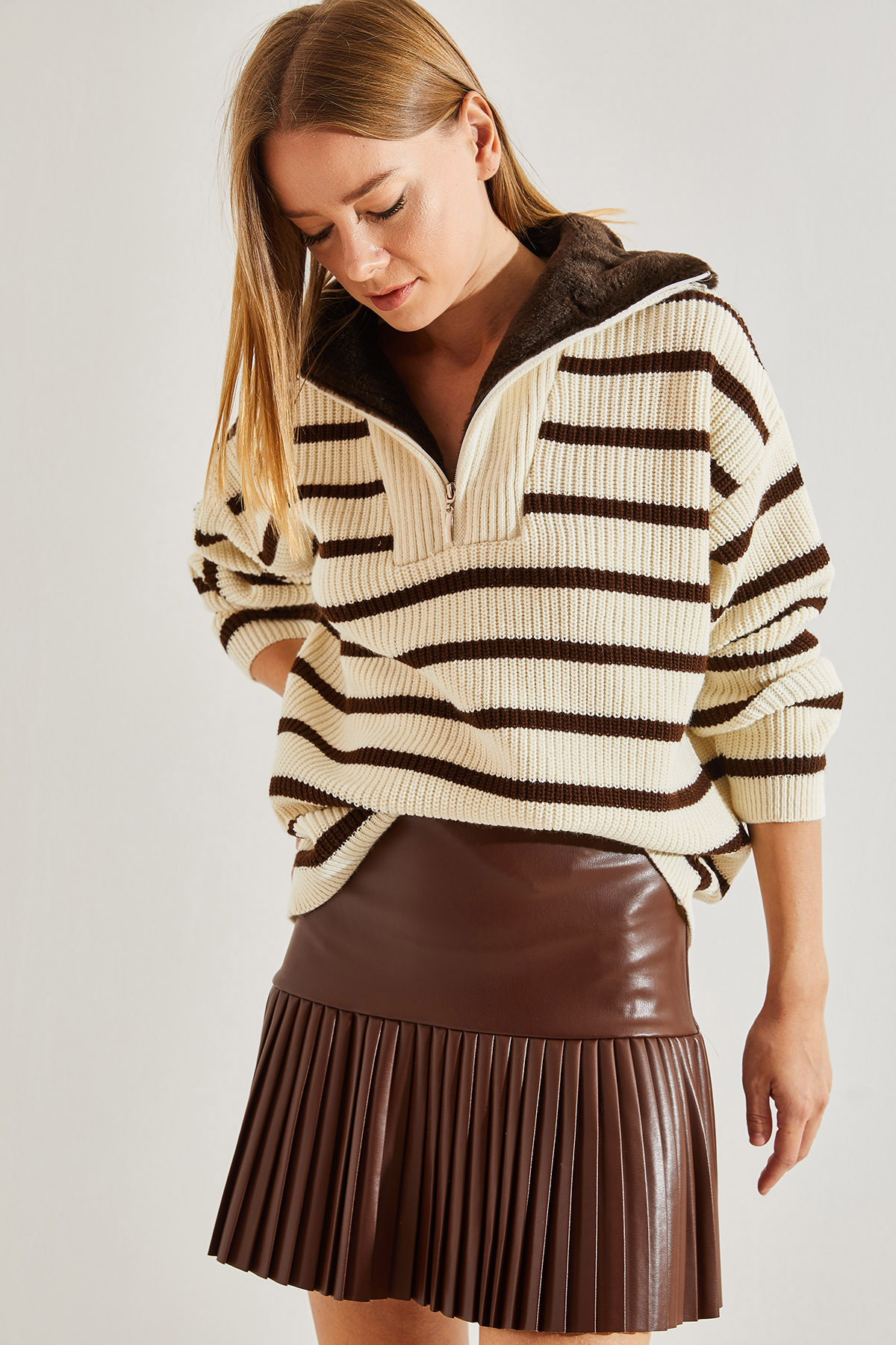 Levně Bianco Lucci Women's Neck Shearling Fur Striped Zipper Knitwear Sweater