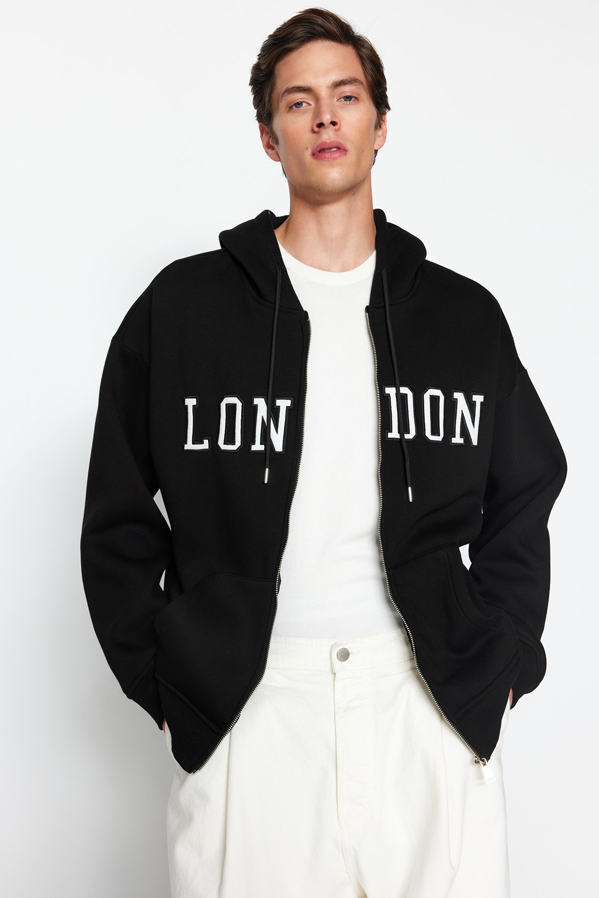 Levně Trendyol Black Men's Oversize/Wide-Cut City Embroidery Hooded Cotton Sweatshirt-cardigan