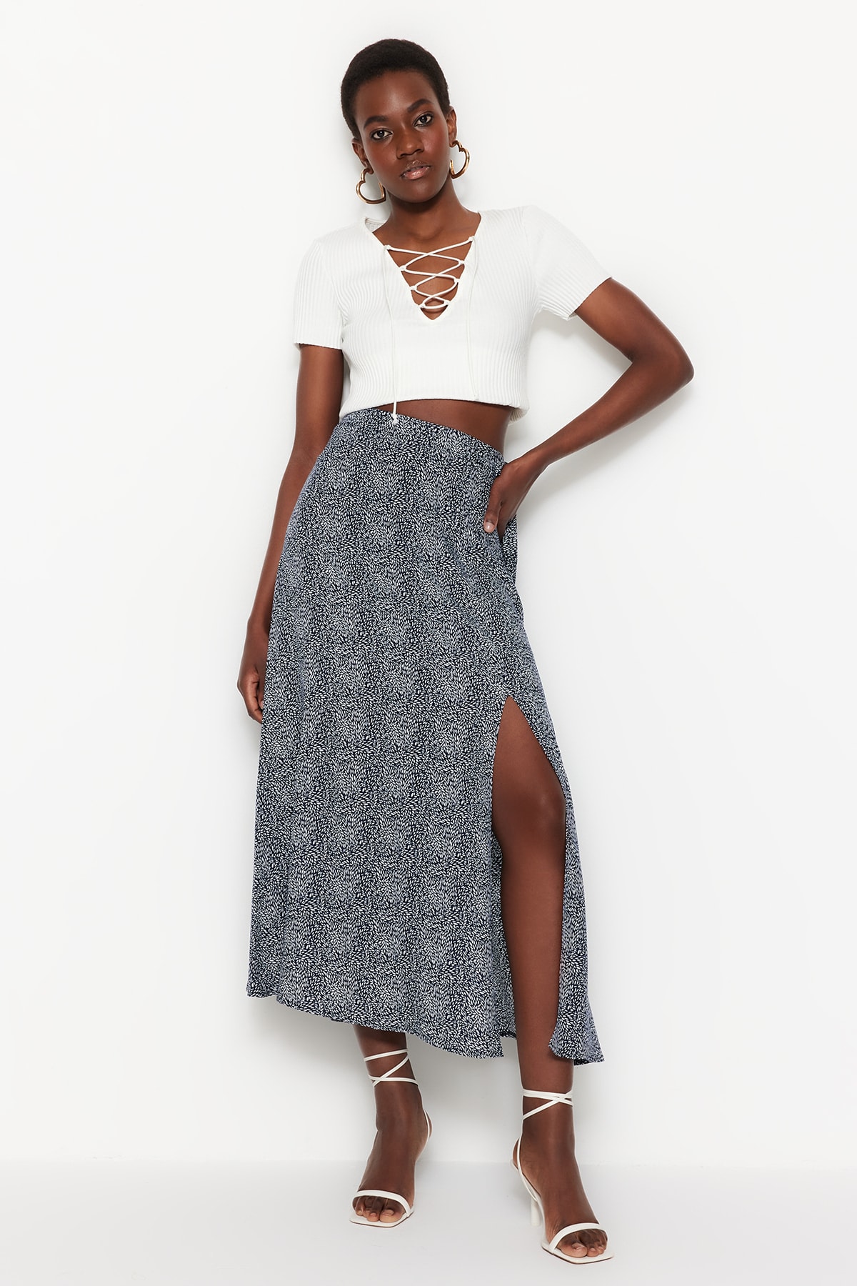 Trendyol Black Midi Woven Skirt with a Slit Detail and Floral Pattern in Viscose Fabric