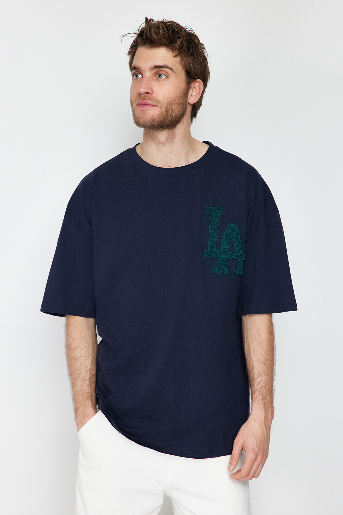 Levně Trendyol Navy Blue Oversize Sequined City Embroidered 100% Cotton T-Shirt