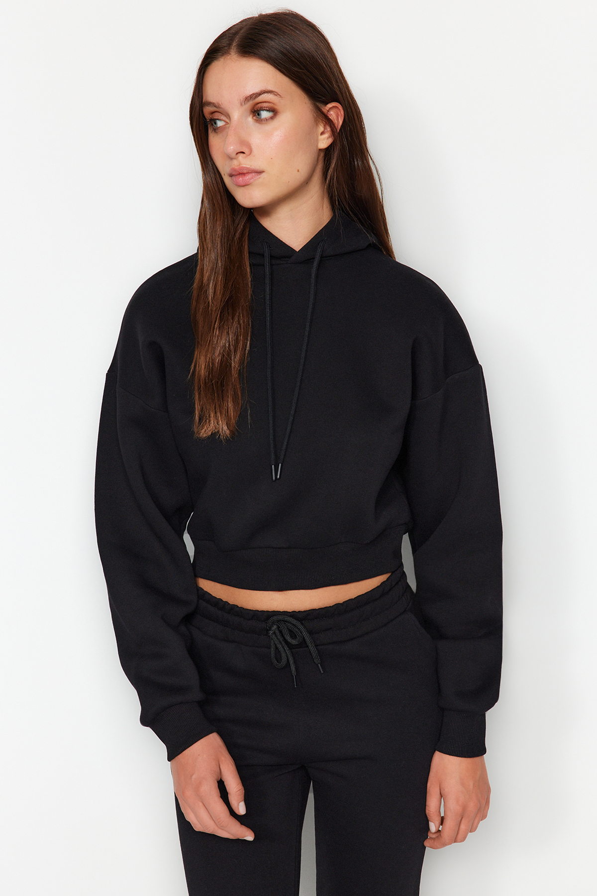 Levně Trendyol Black Thick Fleece Inner Hoodie. Relaxed-Cut Crop Basic Knitted Sweatshirt