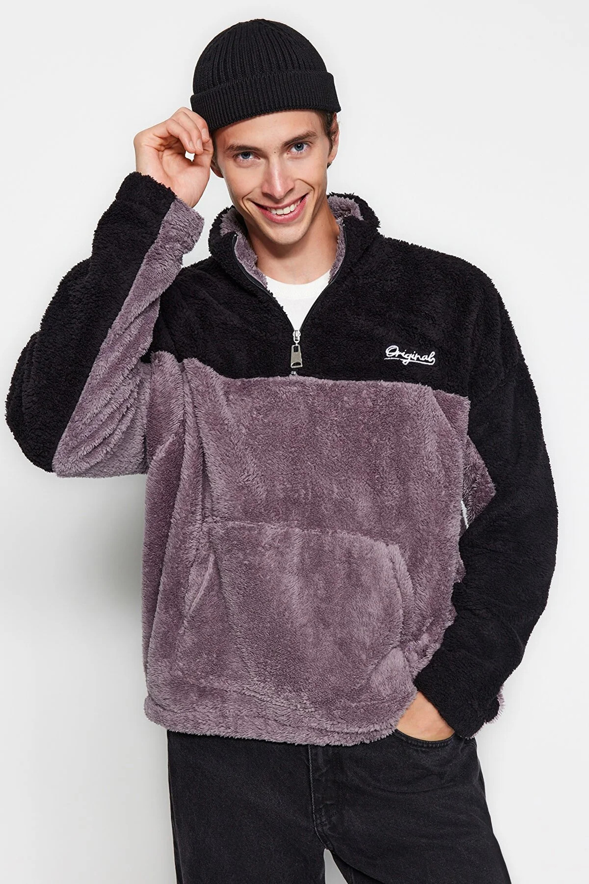 Levně Trendyol Black Unisex Plus Size Oversize/Wide Cut Color Block Embroidered Plush Sweatshirt