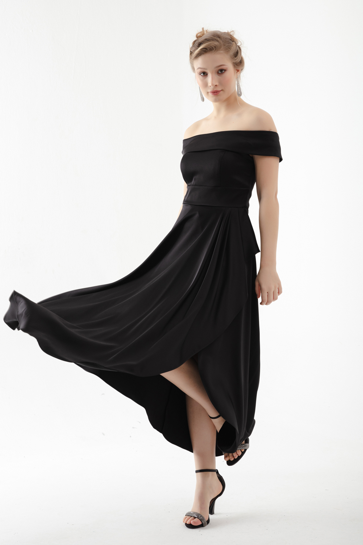 Levně Lafaba Women's Black Boat Neck Midi Satin Evening Dress