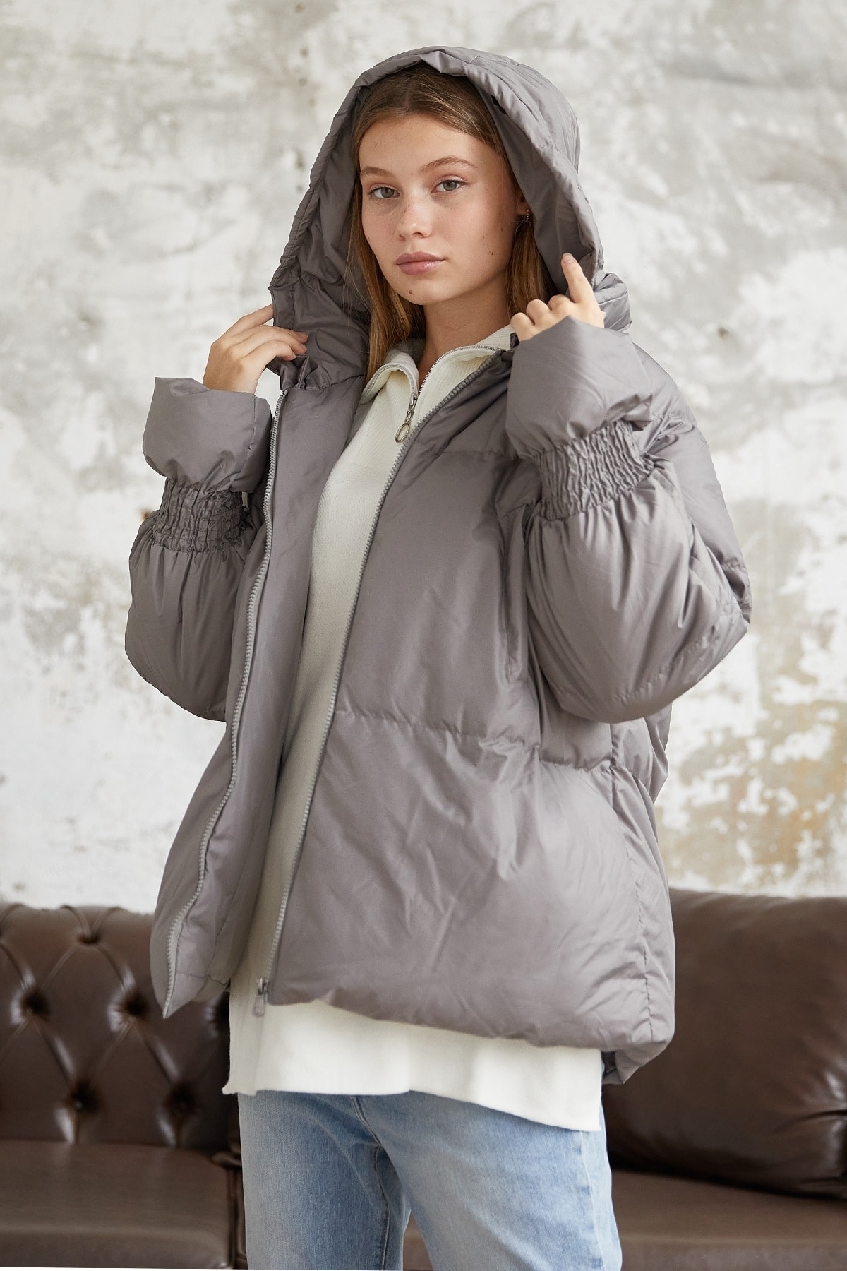 InStyle Monika krátky kabát s naberanými rukávmi - šedá